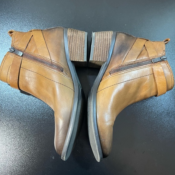 Vince Camuto Beamer Two Tone Calf Booties. Size 9.5. EUC - Picture 9 of 11